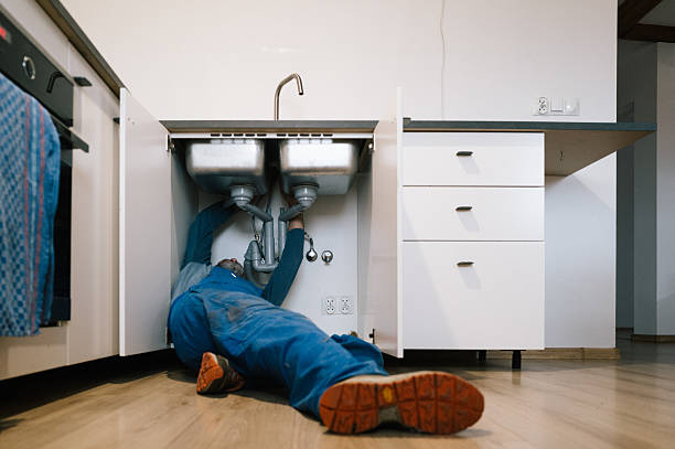 Professional Emergency Plumber technician working in Jonesboro, IL